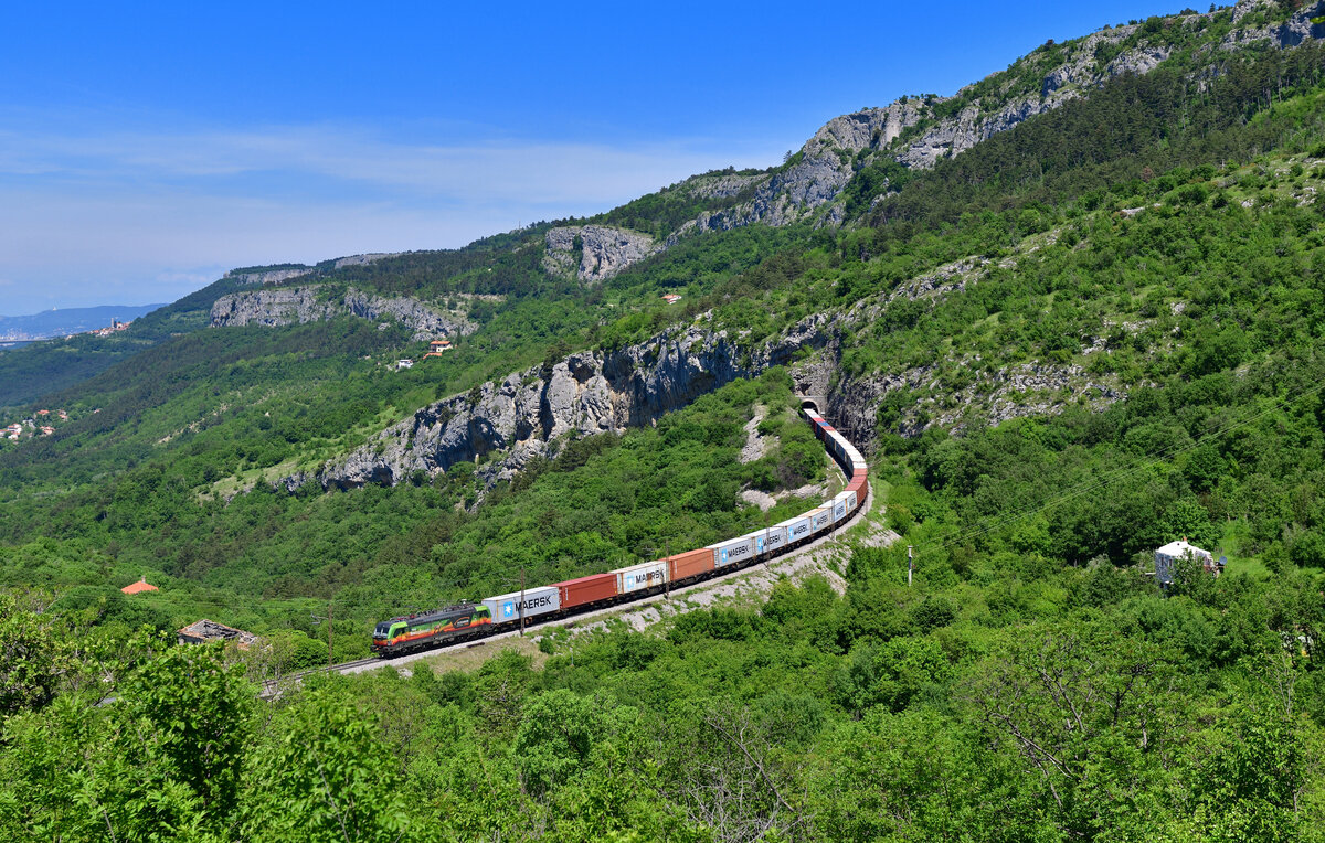 193 807 mit einem Containerzug am 10.05.2024 bei Zanigrad.