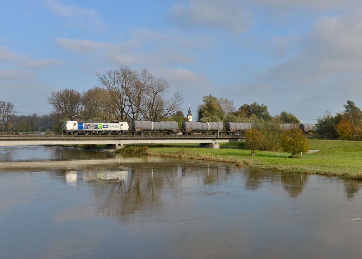 193 813 mit einem Kesselzug am 26.10.2014 auf der Isarbrücke bei Plattling.