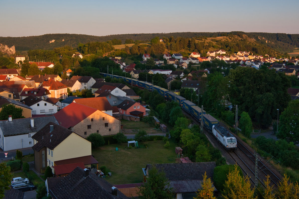 193 815 von retrack mit dem DGS 69616 (Passau Gbf - Köln Eifeltor) bei Dollnstein, 24.07.2019