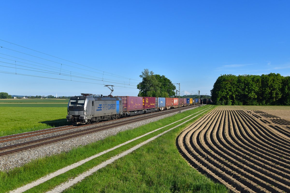 193 816 mit DGS 40678 am 17.05.2019 bei Langenisarhofen. 