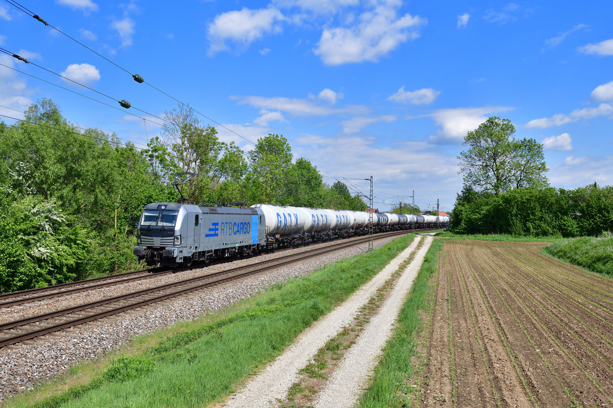 193 816 mit einem Kesselzug am 06.05.2020 bei Langenisarhofen.