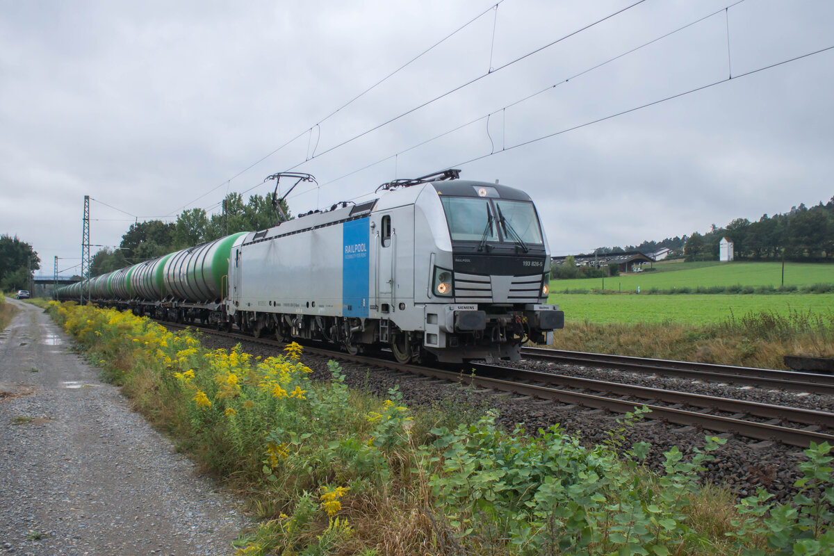 193 826-5 mit einem Kesselzug am 12.09.2024 bei Kerzell.