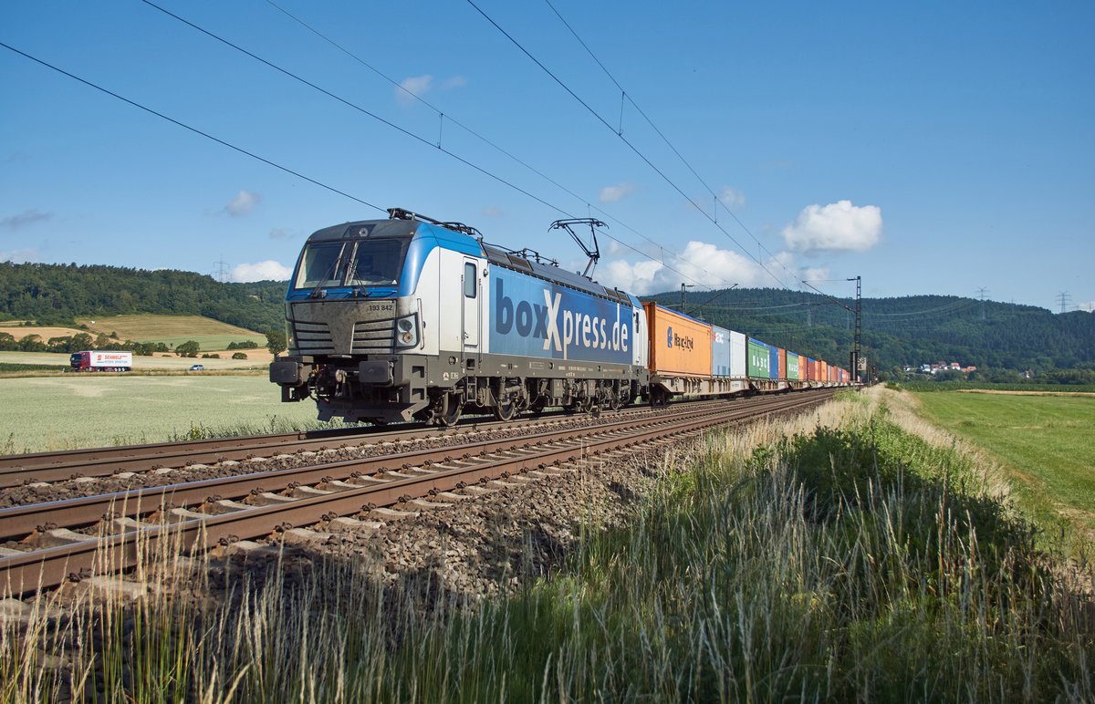 193 842-2 ist am 20.06.2018 bei Reilos mit einen Containerzug unteregs.