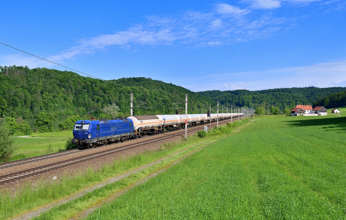 193 845 mit einem Gaskesselzug am 29.05.2021 bei Wernstein am Inn.