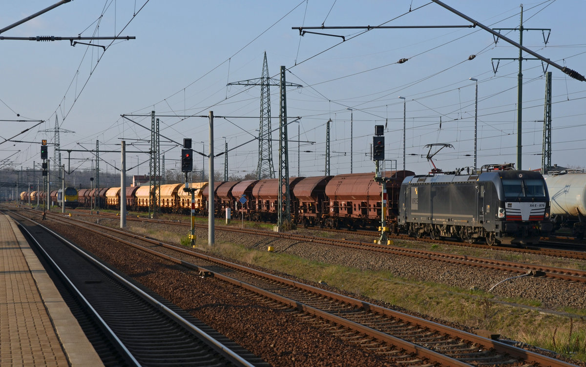 193 879 fährt am Morgen des 09.04.16 mit einem Schwenkdachwagenzug in Bitterfeld ein. Möglicherweise eine Raildox-Leistung nach Wittenberg-Piesteritz.