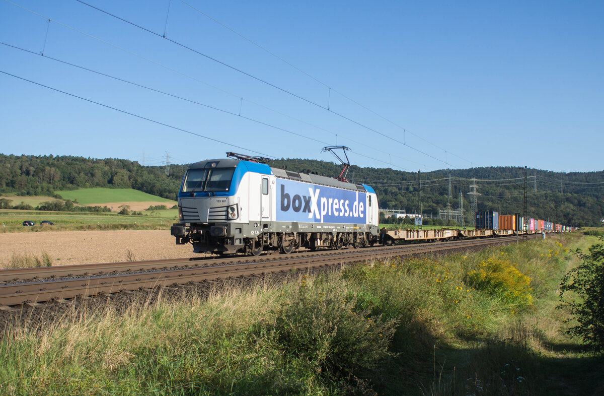 193 881-0 ist am 21.08.2024 mit einem Containerzug bei Reilos unterwegs.