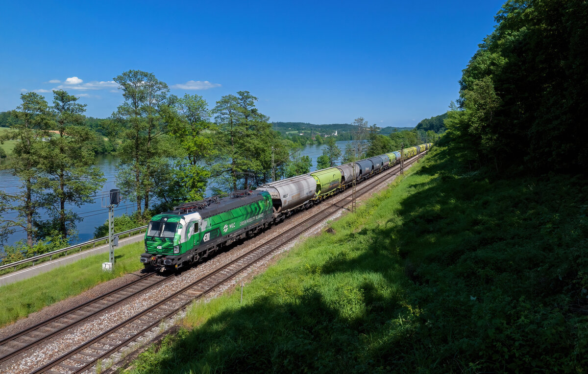 193 943 mit einem Getreidezug am 25.05.2023 bei Seestetten.