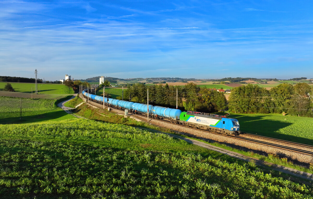 193 988 mit einem Kesselzug am 17.10.2024 bei Haiding.