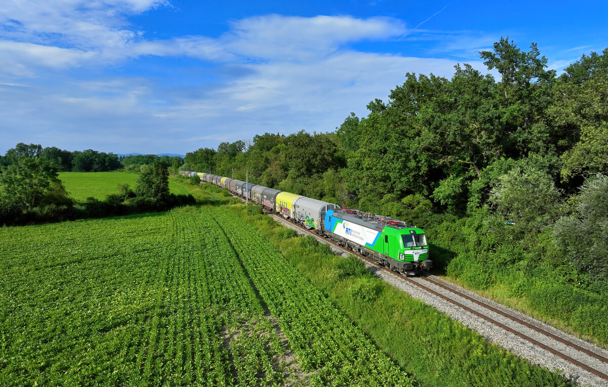 193 989 mit einem Coilszug am 26.07.2024 bei Wallersdorf.