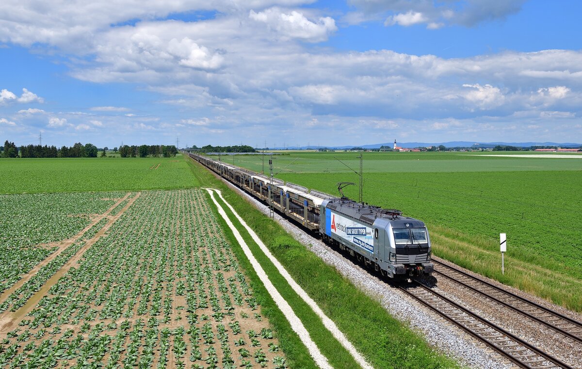 193 992 mit einem leeren Autozug am 11.06.2022 bei Stephansposching.