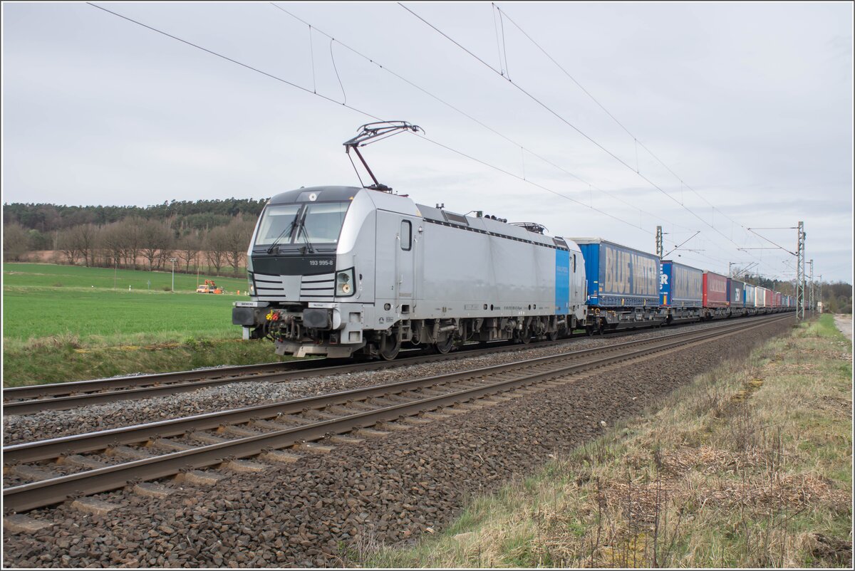 193 995-8 mit einem Aufliegerzug in Richtung Süden unterwegs am 26.03.2024 bei Kerzell.