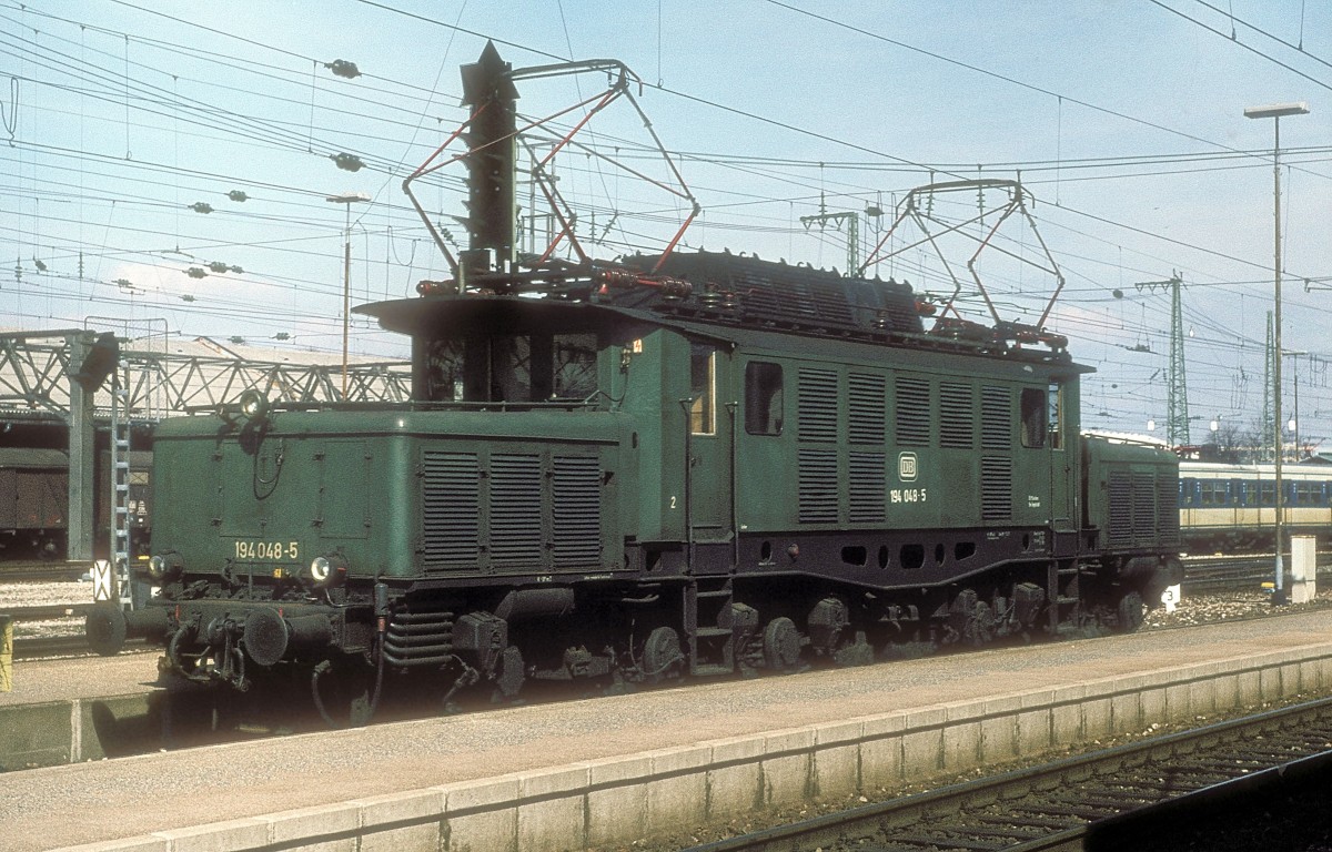  194 048  München Hbf  19.03.81 