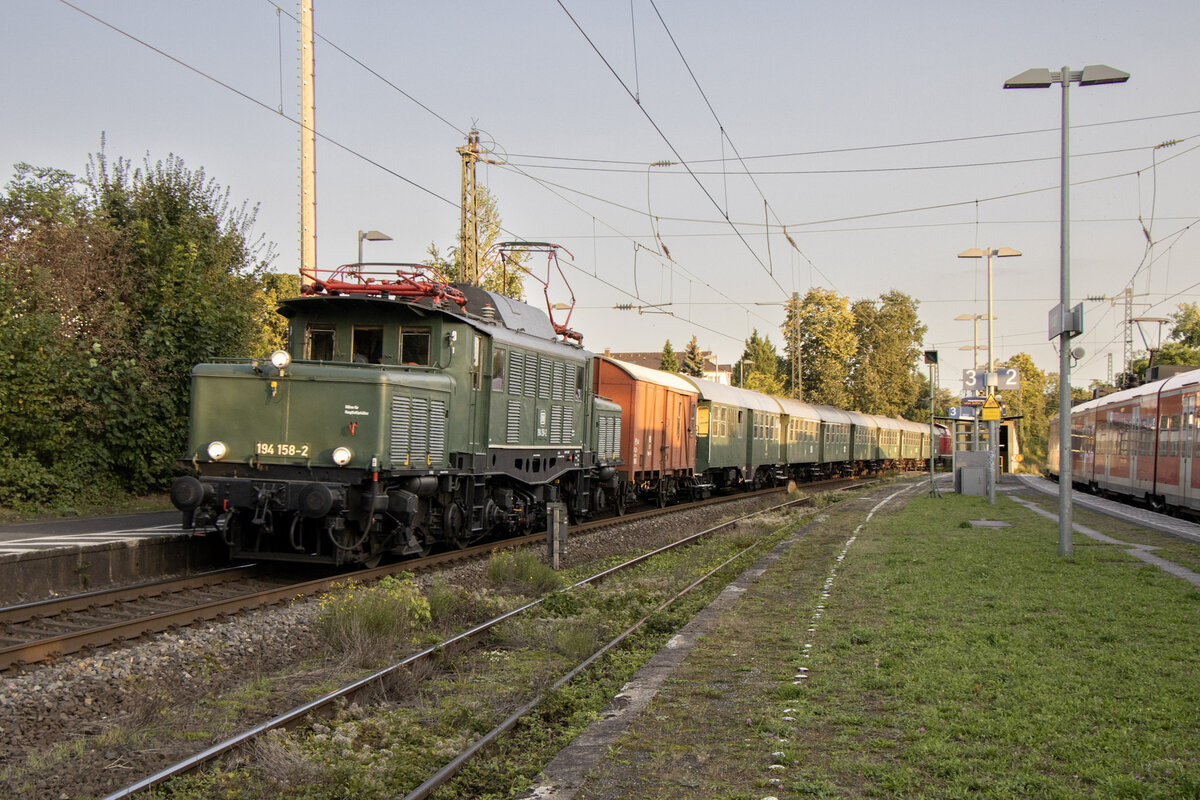 194 158 mit einem Sonderzug von Cochem nach Hamm in Rhöndorf am 14.09.2024