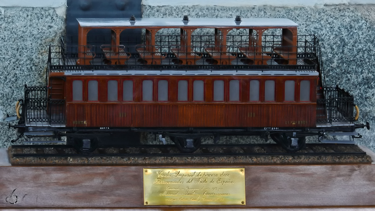 1968 entstand im Maßstab 1:20 dieses Modell des dreiachsiges Doppelstockwagens CIFHV 2501. 12 dieser Wagen wurden zwischen 1912 und 1924 gebaut und waren bis in die 1960 Jahre vor allem auf der Strecke Valencia-Játiva im Einsatz. (Eisenbahnmuseum Madrid, November 2022)