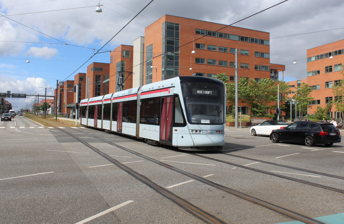 Århus / Aarhus: Aarhus Letbane Linie 2 (Variobahn 1202-1102) Randersvej / Nordre Ringgade / Nørrebrogade am 1. Juli 2019. - Im Fenster gab es ein kleines Zielschild, da das digitale Zielschild irreführend zeigte, dass das Fahrzeug außer Betrieb war.