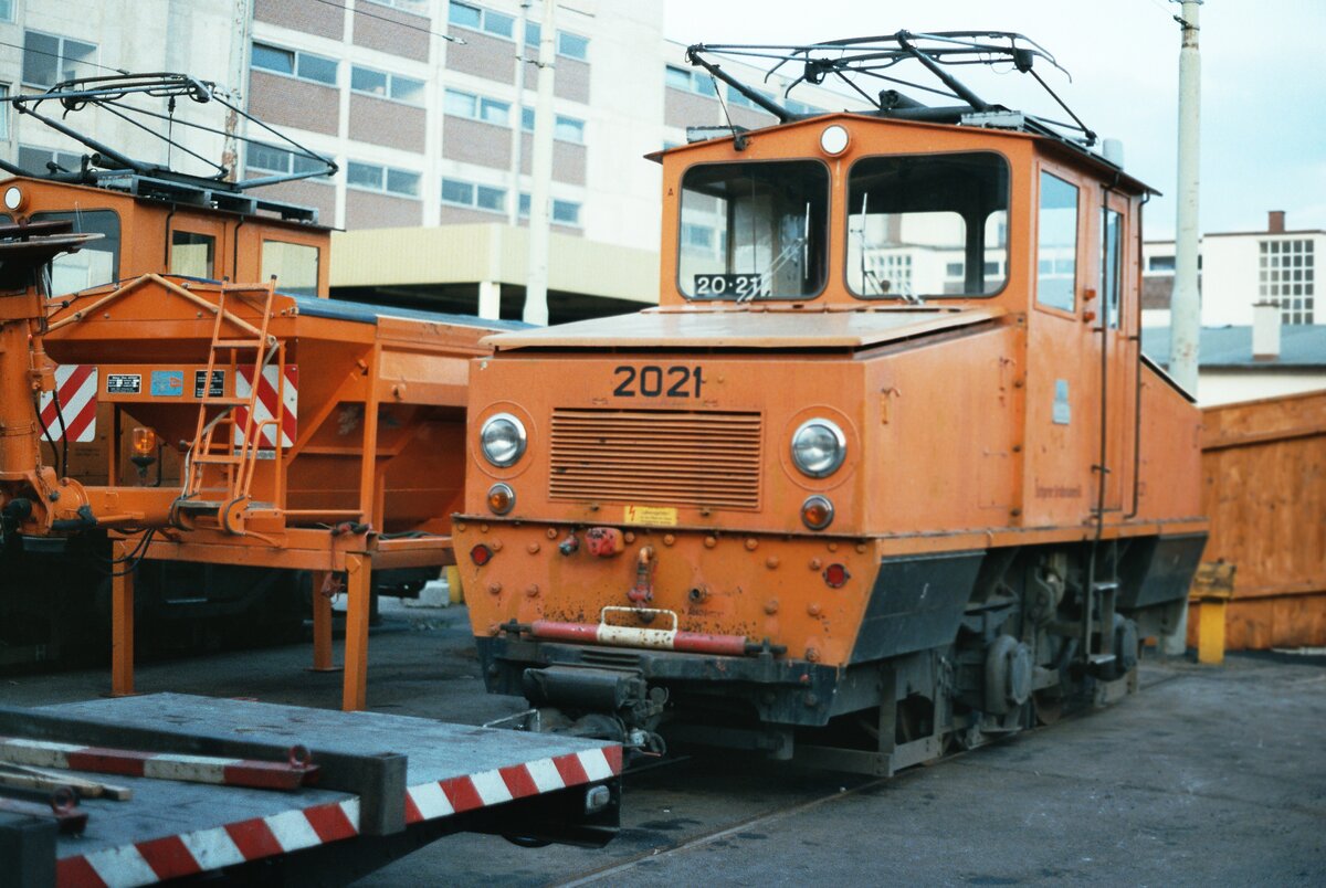 1983 hatte die Stuttgarter Straßenbahn noch drei kleine Ellokomotiven, vorn Ellok 2021, daneben Ellok 2023, alle drei waren im BW Stuttgart-Wangen zu finden.
Datum: 21.10.1983
