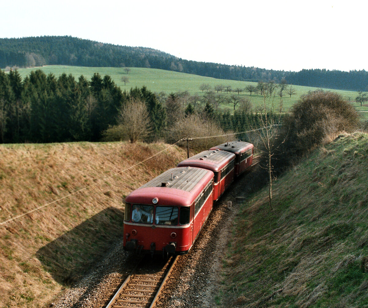 1984 reisten viele Nebenbahnfans zur bergigen Bahn Göppingen - Schwäbisch Gmünd, um Uerdinger Schienenbusse zu erleben, die dort zwei Regionen verbanden. 
Datum: 24.04.1984
 
