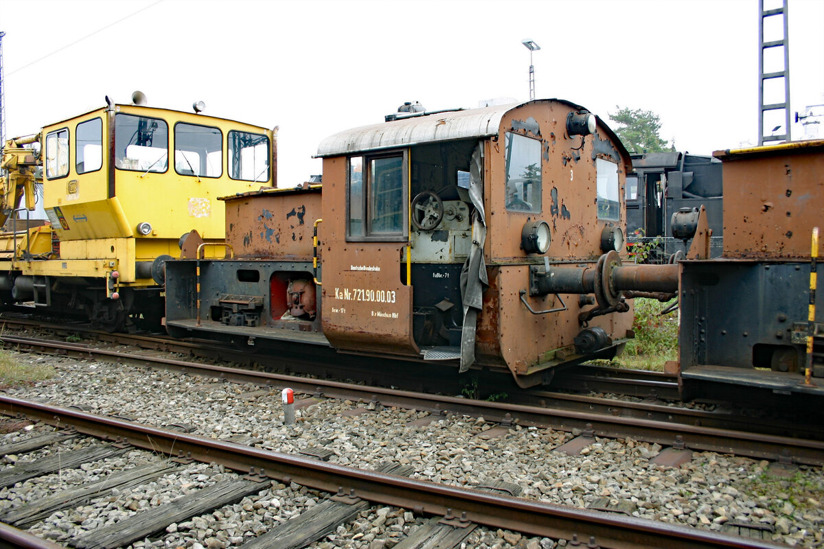 1996 ging die 381 011 an das BEM Nördlingen. Auch dort trug sie noch die Nummer 721.90.00.03. Die Lok ist zum Aufnahmezeitpunkt im BEM - 10.10.2005 - braun lackiert.