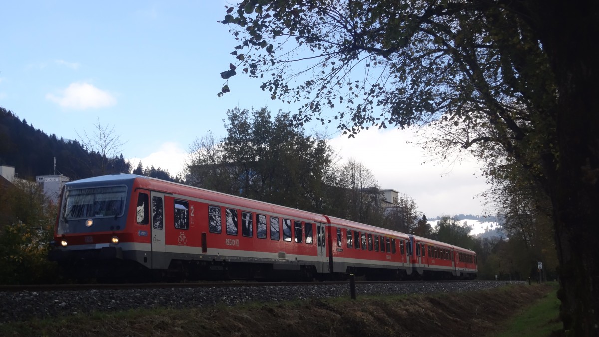 2 Kemptener 628er erreichen als Leerfahrt von Röthenbach nach Immenstadt(?) das Esig Immenstadt, welches ihnen Ks2 und Zs3 zeigt. Oktober 2014. 