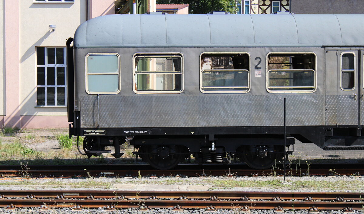 2. Klasse Abteil vom DB 55 80 22-50 005-9 Bn 723 D-EV (seit 2023 im Besitz der Eurovapor) am 07.09.2024 im Bahnhof Meiningen. Er kam zuvor mit dem DZ 90088 aus Wrzburg Hbf zu den Dampfloktagen.