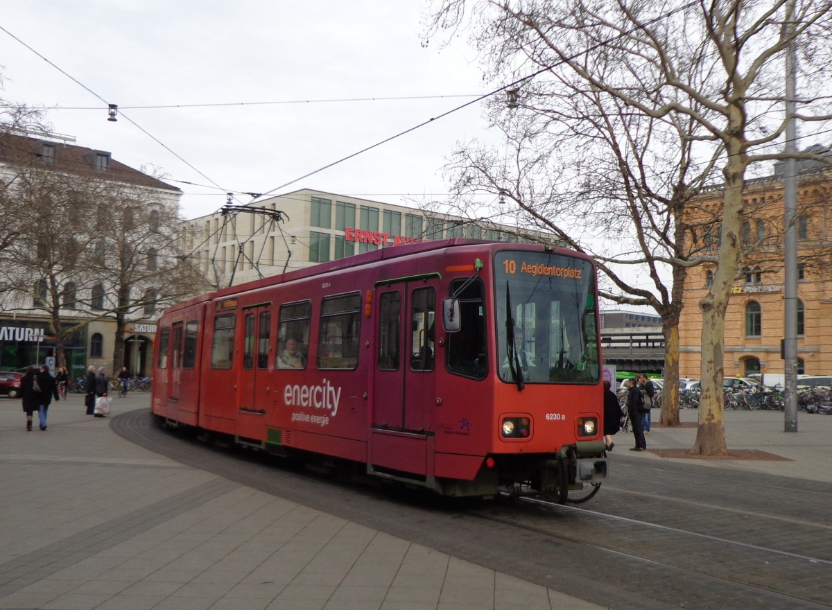 2 Wagen des Typs TW 6000 als Linie 10 Aegidientorplatz am 22.03.14 vor dem Hauptbahnhof