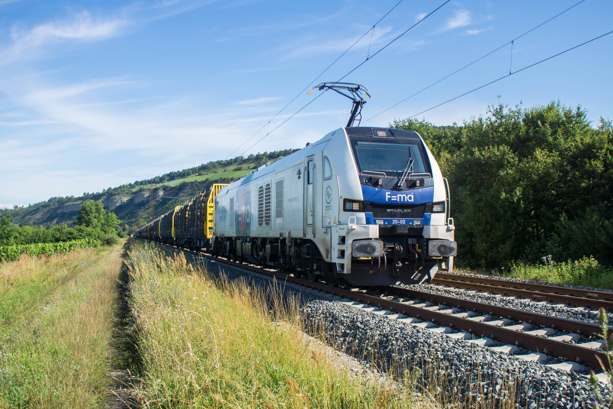 20-02 (159 202-1) gesehen am 17.07.2024 mit einem Holzzug bei Thüngersheim.