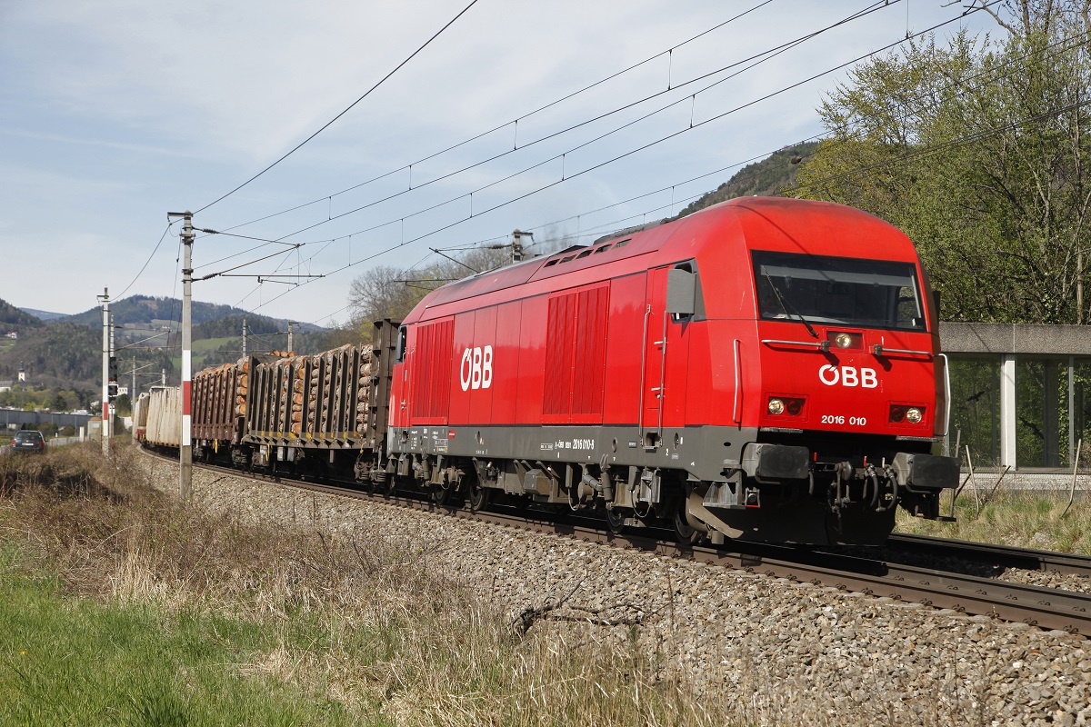 2016 010 mit Güterzug bei Gloggnitz am 16.04.2015.