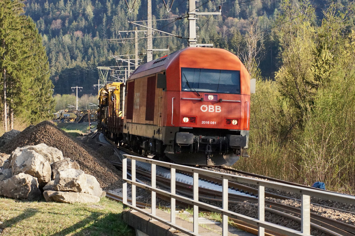 2016 051-2 bringt gerade drei Schotterwagen des RU 800 S, vom entladen in Dellach, zurück.
Aufgenommen am 11.4.2016 nahe der Haltestelle Berg im Drautal. 