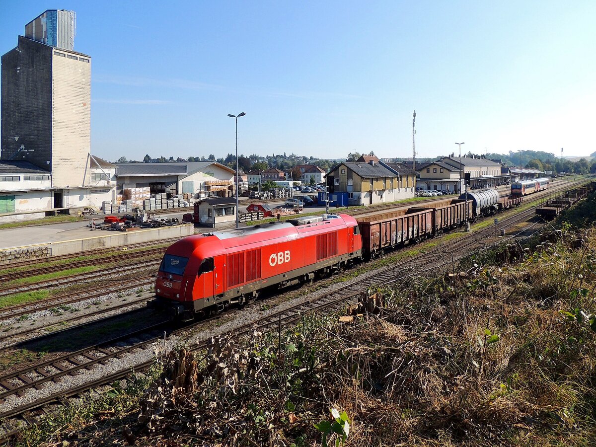 2016 064-5 verlässt mit kleiner Güterwagengruppe den Bhf. Ried, welcher schon für den Um/Neubau vorbereitet wird; 240920