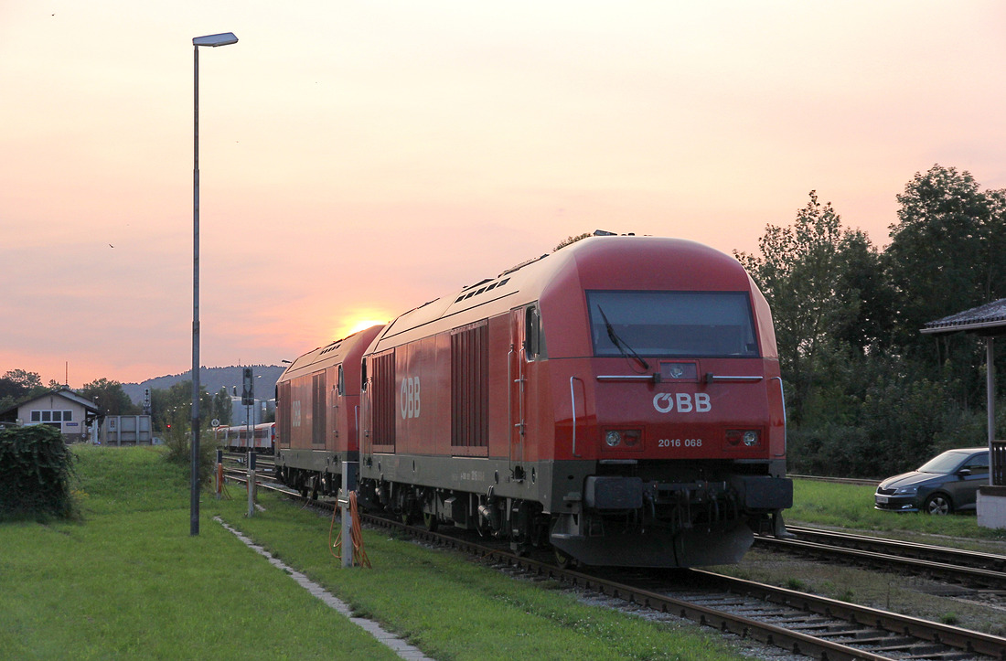 2016 068 und ein weiterer Hercules wurden am Abend des 21. August 2017 in Braunau fotografiert.