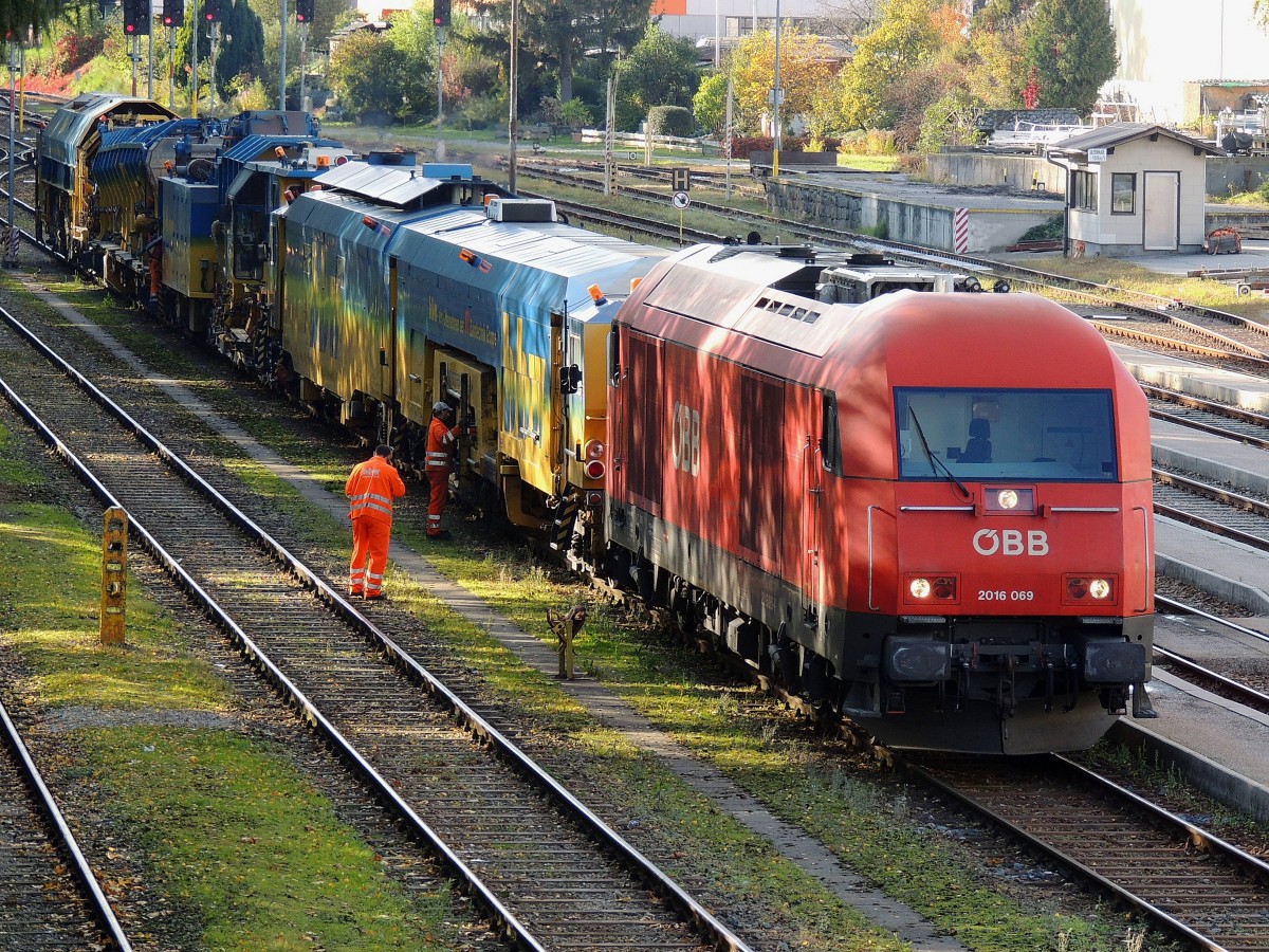 2016 069-3 holt am Bhf. Ried den DYNAMIC-Stopfexpress ab, um diesen dann Richtung Wels zu befrdern; 131017