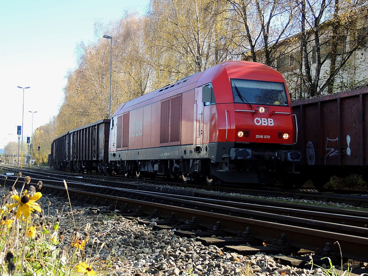 2016 070-2 ist mit Leerrbe am Weg zum Verladeplatz Geinberg; 131108