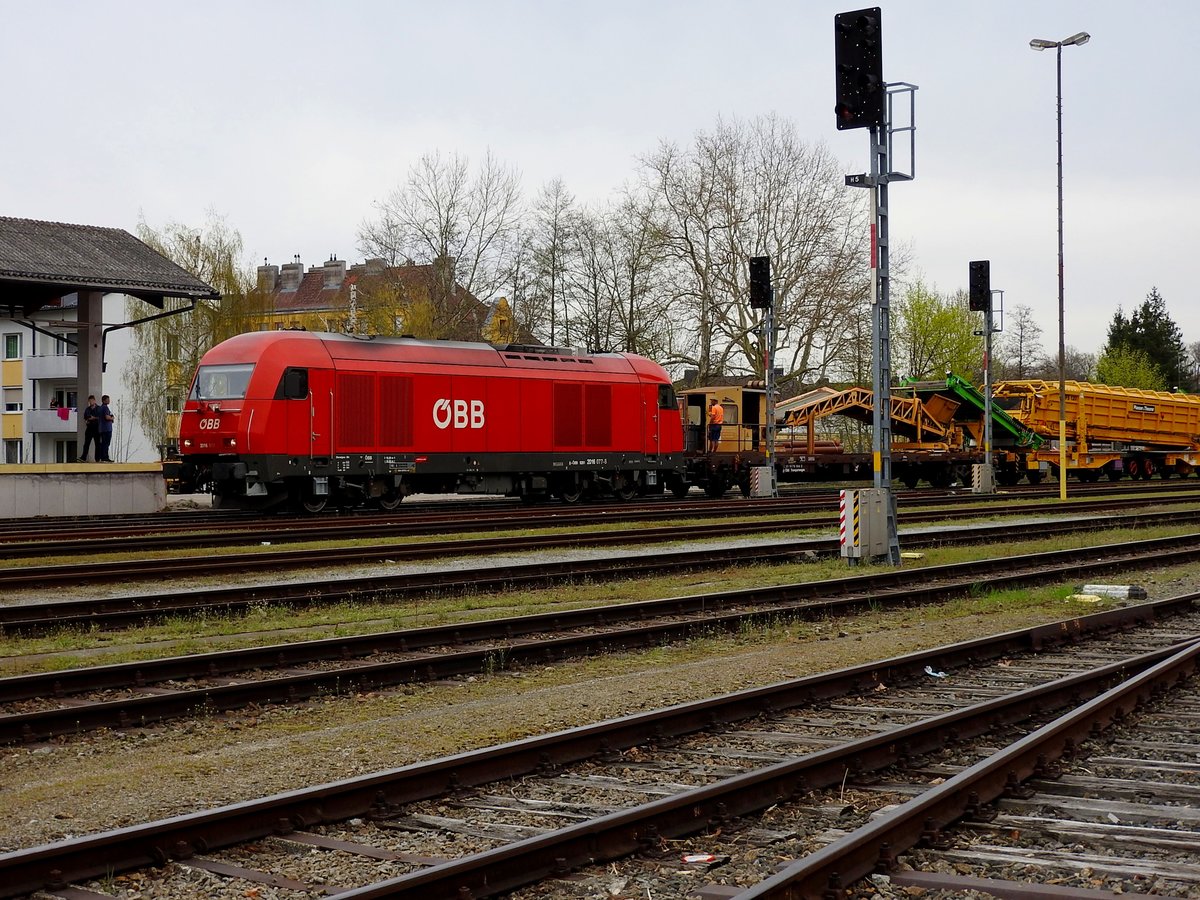 2016 077-8 samt Bauzug, wurde bereits sehnsüchtig von 2 Bahnfotografen am Bhf. Ried erwartet; 180415