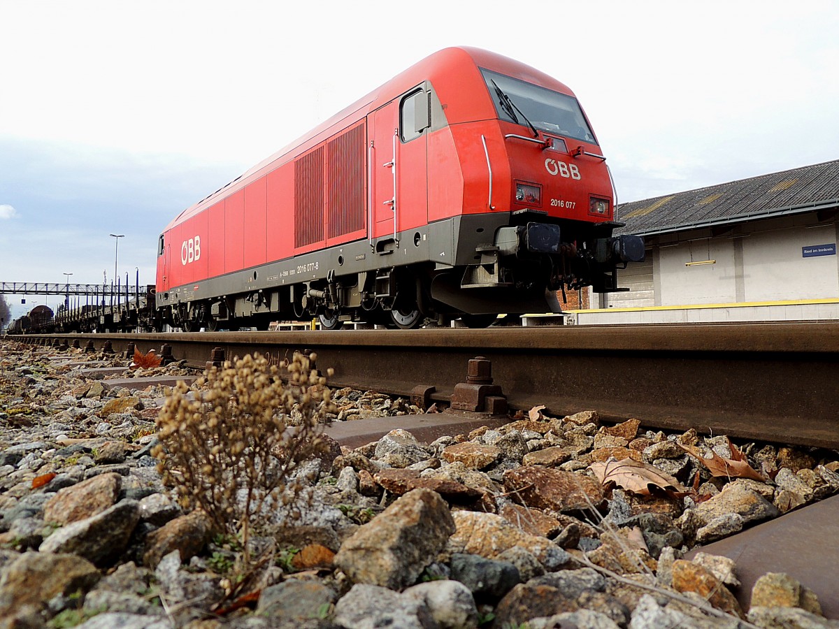 2016 077-8 steht am Bhf. Ried mit GZ75855 zur Abfahrt bereit;140221