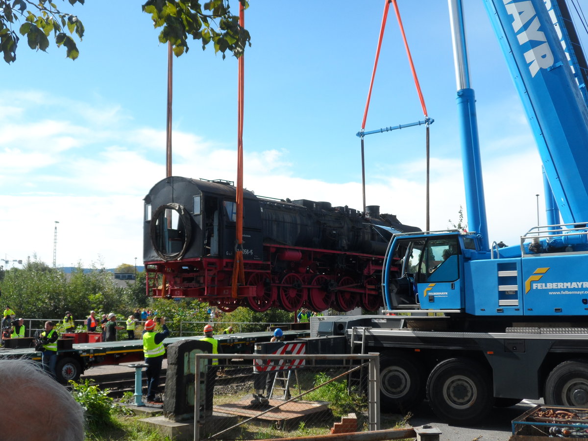 2017-18-09, Die Denkmallok 52 8056-5 am Bahnhof Bautzen musste dem Neubau eines Parkhauses weichen. Eine Initiative Bautzener Eisenbahnfreunde konnte die Lok vor dem Verkauf oder der Verschrottung retten.Hier haben zwei Schwerlastkrane die Lok am Haken, um sie auf einen Tieflader abzusetzen.