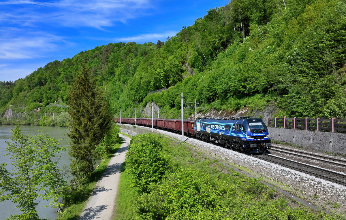 2019 311 mit einem Güterzug am 04.05.2024 bei Ingling.