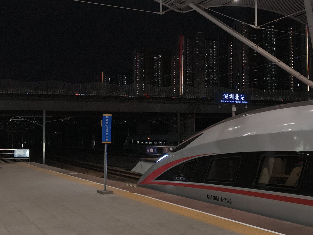 2024.10.06, CR400AF-A 2195, ShenZhen North station.  It looks exactly the same as CR400AF, where is the difference?  you might ask. Well, if I turn around facing the rear, there will be another 15 carriages behind, forming a 414m 16-car formation. 2195 was from CR GuangZhou, ShenZhen Depot. A local resident unit.
///
2024.10.06, CR400AF-A 2195, Bahnhof ShenZhen Nord. „Er sieht genauso aus wie der CR400AF, wo ist der Unterschied?“, werden Sie vielleicht fragen. Nun, wenn ich mich umdrehe und nach hinten schaue, stehen dahinter weitere 15 Wagen, die eine 414 m lange 16-Wagen-Formation bilden. 2195 kam von CR GuangZhou, ShenZhen Depot. Eine ortsansässige Einheit.