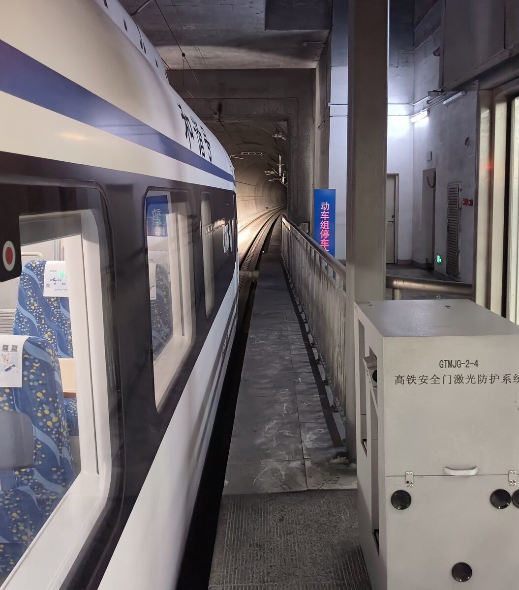 2024.10.11, unidentified CRH6A, PRDIR HuMen North Station. The GuangZhou-ShenZhen ICR was only rated 160kph max---severely restricted it's competitiveness against the HSR (350kph design speed) and Conventional Railway (200kph). This only worsen as ICR failed to enter GuangZhou's City Center for 5 years between 2019 (opening) and 2024. At least back in June 2024 the extension to GZ City Center was close to complete. Hopefully in 2025 we can see a better timetable with proper terminal at north.
///
2024.10.11, nicht identifizierter CRH6A, PRDIR HuMen Nordbahnhof. Die GuangZhou-ShenZhen ICR war nur für eine Höchstgeschwindigkeit von 160 km/h ausgelegt, was ihre Wettbewerbsfähigkeit gegenüber der HSR (350 km/h Entwurfsgeschwindigkeit) und der konventionellen Eisenbahn (200 km/h) stark einschränkte. Dies wurde noch schlimmer, als die ICR zwischen 2019 (Eröffnung) und 2024 fünf Jahre lang nicht in das Stadtzentrum von Guangzhou einfuhr. Wenigstens war im Juni 2024 die Verlängerung zum GZ City Center fast fertig. Hoffentlich können wir 2025 einen besseren Fahrplan mit einem richtigen Terminal im Norden sehen.