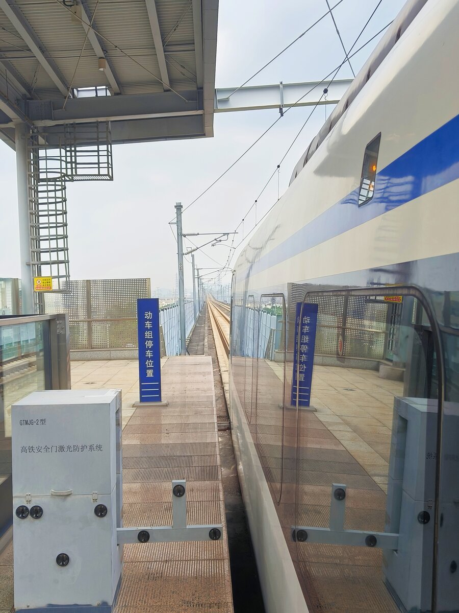 2024.10.11, unidentified CRH6A, PRDIR ShaJing West Station. This is the last station before leaving ShenZhen City. As seen, the track climb up for climbing bridge above the border river between ShenZhen and DongGuan.
///
2024.10.11, nicht identifizierter CRH6A, PRDIR ShaJing West Station. Dies ist die letzte Station vor dem Verlassen der Stadt ShenZhen. Wie man sieht, klettert das Gleis zur Kletterbrücke über den Grenzfluss zwischen ShenZhen und DongGuan hinauf.