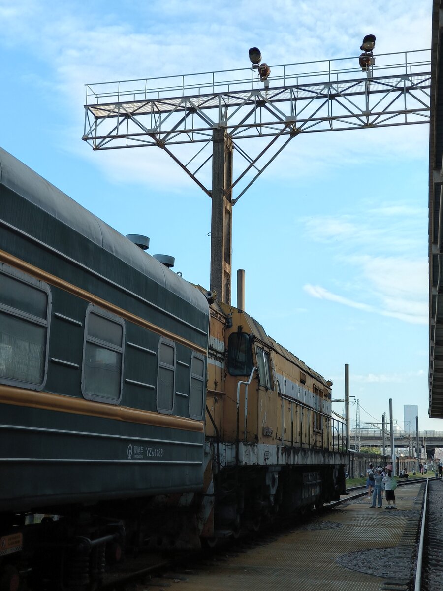 2024.10.13, DF5 1134, ShenZhen Railway Museum. The museum placed 1134 infront of a roll of mixed consist of passenger carriage and freight wagon, probably not too historical as 1134's whole life was shunting for the Industrial Yards around museum and didn't got the chance for shunting passenger carriages! Saying that, wouldn't be surprised if it got enlisted to the frontline passenger duty in the chaotic 1990 to 2010s when CR need some additional power...
///
2024.10.13, DF5 1134, Eisenbahnmuseum ShenZhen. Das Museum hat 1134 vor eine gemischte Rolle aus Personen- und Güterwagen gestellt, die wahrscheinlich nicht allzu historisch ist, da 1134 sein ganzes Leben lang für die Industriehöfe um das Museum herum rangiert hat und keine Gelegenheit hatte, Personenwagen zu rangieren! Allerdings würde es mich nicht überraschen, wenn sie in den chaotischen 1990er bis 2010er Jahren, als CR zusätzliche Leistung benötigte, für den Fahrgastbetrieb an vorderster Front eingesetzt wurde...