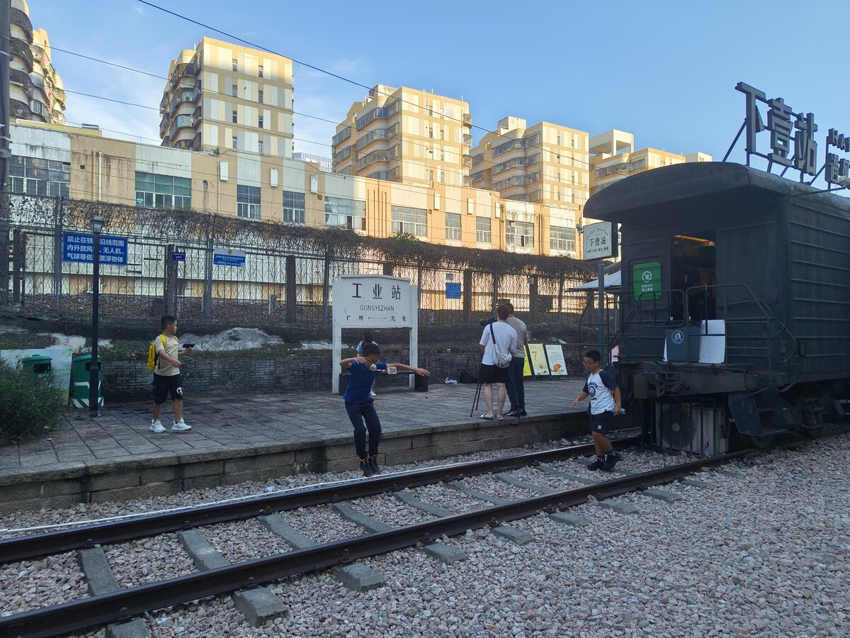 2024.10.13, ShenZhen Railway Museum. Kids running around and place stones on track while others jump down from platform, meanwhile a group of weekend photographer adjusting their camera's position. Kids, you can place as many stone as you want on track---in the museum!
Note the carriage on right was partly reconstructed as a reception for the museum.
///
2024.10.13, Eisenbahnmuseum ShenZhen. Kinder rennen herum und legen Steine auf die Gleise, während andere von der Plattform herunterspringen, während eine Gruppe von Wochenendfotografen die Position ihrer Kamera einstellt. Kinder, ihr könnt so viele Steine auf die Gleise legen, wie ihr wollt - im Museum!
Man beachte den Wagen rechts, der teilweise als Empfang für das Museum rekonstruiert wurde.