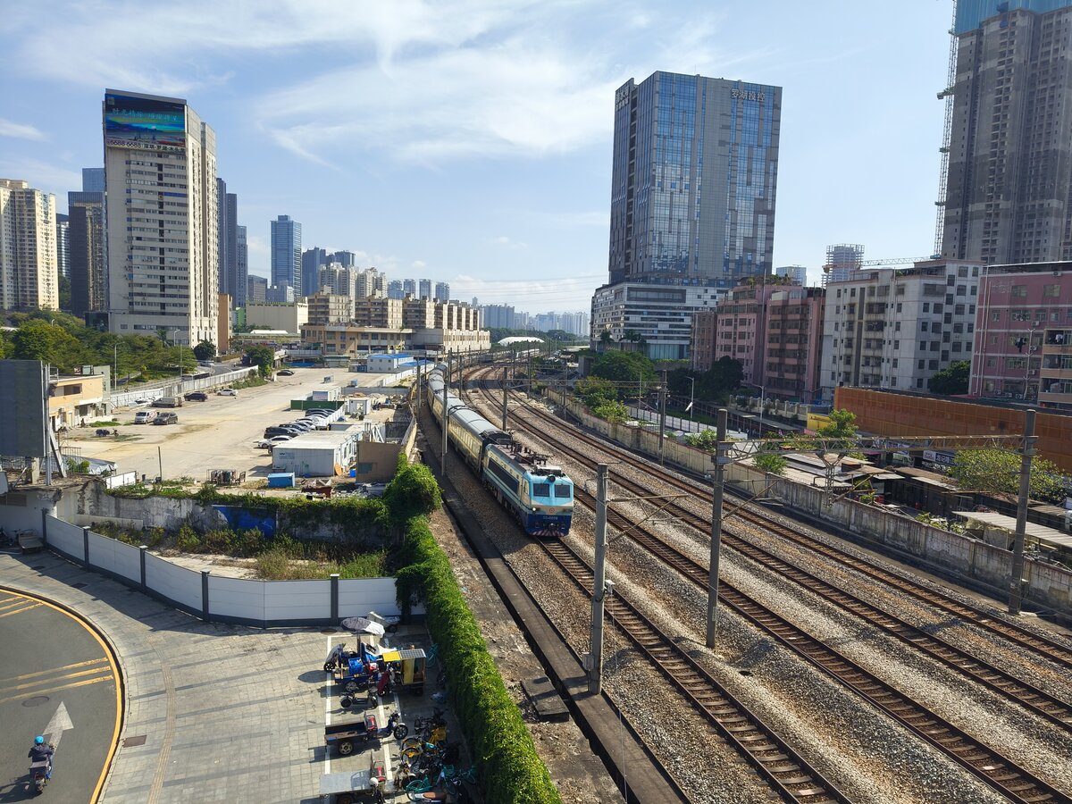 2024.10.13, SS8 0209, GuangZhou-ShenZhen Railway next to SZMC L3 CaoPu Station. As the CRH1A passed, this SS8 runs north toward inland. If you zoom in hard enough, and compare with the SS8 0149's photo, you will note it lack of wordings of 广深共线 (Share Track on GuangZhou---ShenZhen Railway). It seems only the GuangZhou Depot actively put these wordings on, while other depot---such as ChangSha Depot where 0209 from, doesn't care about the said rules at all. Or perhaps it was GuangZhou Depot misunderstood the rule themselves...?
///
2024.10.13, SS8 0209, GuangZhou-ShenZhen Railway neben der SZMC L3 CaoPu Station. Da der CRH1A vorbeifuhr, verläuft diese SS8 nach Norden ins Landesinnere. Wenn man stark genug heranzoomt und mit dem Foto der SS8 0149 vergleicht, stellt man fest, dass der Schriftzug 广深共线 (Share Track on GuangZhou---ShenZhen Railway) fehlt. Es scheint, dass nur das GuangZhou-Depot diese Aufschriften aktiv anbringt, während andere Depots, wie z.B. das ChangSha-Depot, wo die 0209 herkommt, sich überhaupt nicht um die besagten Regeln kümmern. Oder vielleicht hat das GuangZhou-Depot die Regel selbst missverstanden...?