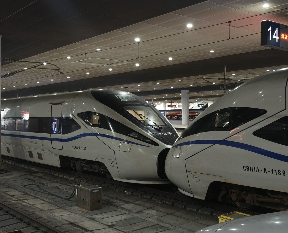 2024.10.19, CRH1A-A 1187, 1189, and unidentified CR400AF-S, ShenZhen North Station. Forget your old CRH1A and its Regina C2008 design, welcome the CRH1A-A with a cooler, CRH380D/Zefiro-ish headshape. Design language can really change the impression of a train from 2000s straight into 2010s. 1187 and 1189 are both from CR NanChang's FuZhou Depot.
///
2024.10.19, CRH1A-A 1187, 1189, und nicht identifiziertes CR400AF-S, ShenZhen North Station. Vergessen Sie Ihren alten CRH1A und sein Regina-C2008-Design, begrüßen Sie den CRH1A-A mit einer kühleren, CRH380D/Zefiro-ähnlichen Kopfform. Die Designsprache kann den Eindruck eines Zuges von den 2000ern direkt in die 2010er Jahre verändern. 1187 und 1189 stammen beide aus dem FuZhou-Depot von CR NanChang.