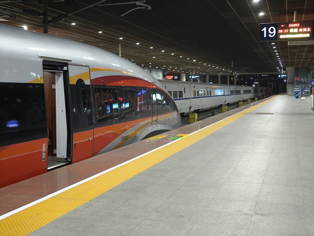 2024.10.20, CR400BF-S 5283 and unidentified, presumed CRH2, ShenZhen North Station. Our 4 months old 5283 terminated its 700km mid-distance service and turning back for a short 120km service back to GuangZhou, Capital of Prov. I presume that long train at back was a 16-car CRH2, either running toward ShangHai via Coastal Route via FuJian Prov., or it was the rare CRH2 service utilizing GZSZHK HSR.
///
2024.10.20, CR400BF-S 5283 und nicht identifizierter, vermutlich CRH2, ShenZhen Nordbahnhof. Unser 4 Monate alter 5283 beendete seinen 700 km langen Mittelstreckendienst und kehrte für einen kurzen 120 km langen Dienst zurück nach GuangZhou, der Hauptstadt der Provinz. Ich vermute, dass der lange Zug hinten ein 16-teiliger CRH2 war, der entweder in Richtung ShangHai über die Küstenstrecke über die Provinz FuJian fuhr, oder es war der seltene CRH2-Dienst, der die GZSZHK HSR nutzte.