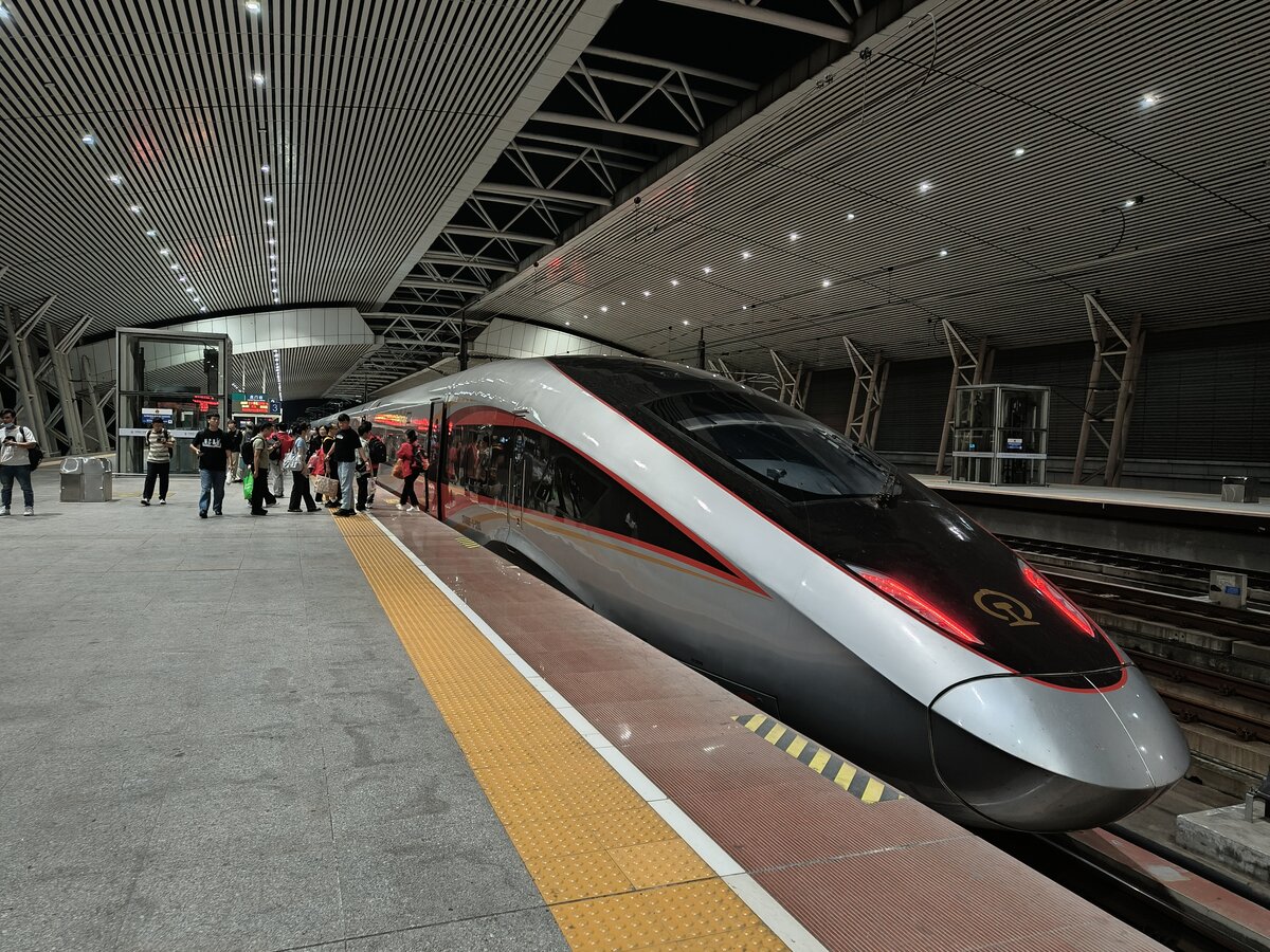 2024.10.20, CR400BF-S 5283, HuMen Station. This brand new 400BF-S carried the lively livery namely 龙凤呈祥 “Prosperity by Dragon and Phoenix , with red and gold lines on side. The front was rather due with only 1 pair of light bar, but nevertheless looks quite cool. This was the 1st batch of CR400BF-S introduced since June 2024, with 7 set in this batch belongs to CR GuangZhou.
///
2024.10.20, CR400BF-S 5283, Bahnhof HuMen. Dieser brandneue 400BF-S trug die lebendige Lackierung 龙凤呈祥 „Prosperity by Dragon and Phoenix“, mit roten und goldenen Linien an der Seite. Die Front war mit nur 1 Paar Lichtbalken eher fällig, sieht aber trotzdem ziemlich cool aus. Dies war die erste Charge von CR400BF-S seit Juni 2024 eingeführt, mit 7 Satz in dieser Charge gehört zu CR GuangZhou.