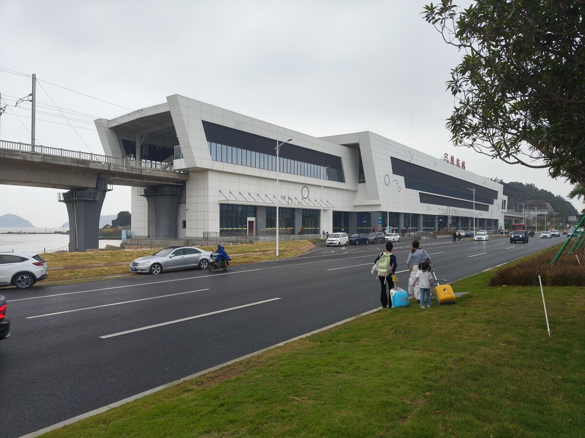 2024.11.10, SanZao East Station, ZhuHai Airport ICR. The SanZao East station, together with ZhuHai Airport Station, was still brand new as they just opened in 2024.02.03. The ZhuHai ICR was cut into 2 phases. Phase 1 was ZhuHai to ChangLong for the famous Chimelong Resort, Phase 2 supposed to reach airport via land reclamation. Yet with the increasing view of environmental protection, CR swapped the plan to build a cross-bay bridge over the sea.
///
2024.11.10, SanZao Ostbahnhof, ZhuHai Flughafen ICR. Der Ostbahnhof SanZao und der Flughafenbahnhof ZhuHai waren noch ganz neu, da sie erst am 2024.02.03 eröffnet wurden. Die ZhuHai ICR wurde in 2 Phasen unterteilt. Phase 1 war ZhuHai nach ChangLong für das berühmte Chimelong Resort, Phase 2 sollte den Flughafen über Landgewinnung erreichen. Angesichts der zunehmenden Bedeutung des Umweltschutzes änderte die CR jedoch den Plan und baute eine Brücke über das Meer.
