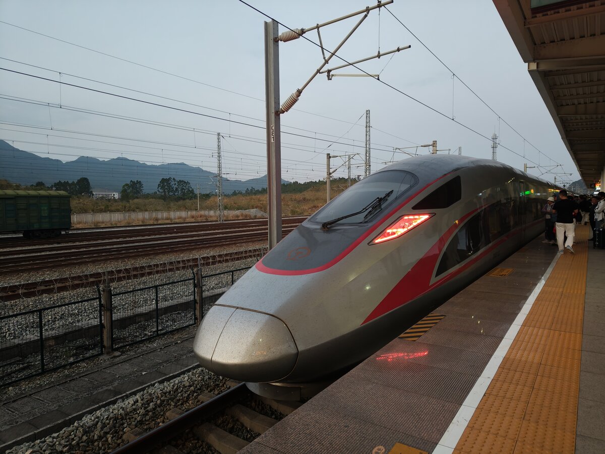 2024.11.17, CR400AF 1020, GuiLin West Station. 1020, from GuangZhou Depot, CR GuangZhou, was operating CRGZ's servie G3727 from ChongQing West in SiChuan Prov. all the way back to GuangZhou South, GuangDong Prov. This long distance service already runs 4 hour before reaching GuiLin, and will arrive at GuangZhou after another 2.5 hour.
///
2024.11.17, CR400AF 1020, GuiLin West Station. 1020, vom GuangZhou Depot, CR GuangZhou, bediente den CRGZ-Zug G3727 von ChongQing West in der Provinz SiChuan zurück nach GuangZhou South in der Provinz GuangDong. Dieser Fernverkehrszug fährt bereits 4 Stunden vor GuiLin und wird nach weiteren 2,5 Stunden in GuangZhou ankommen.