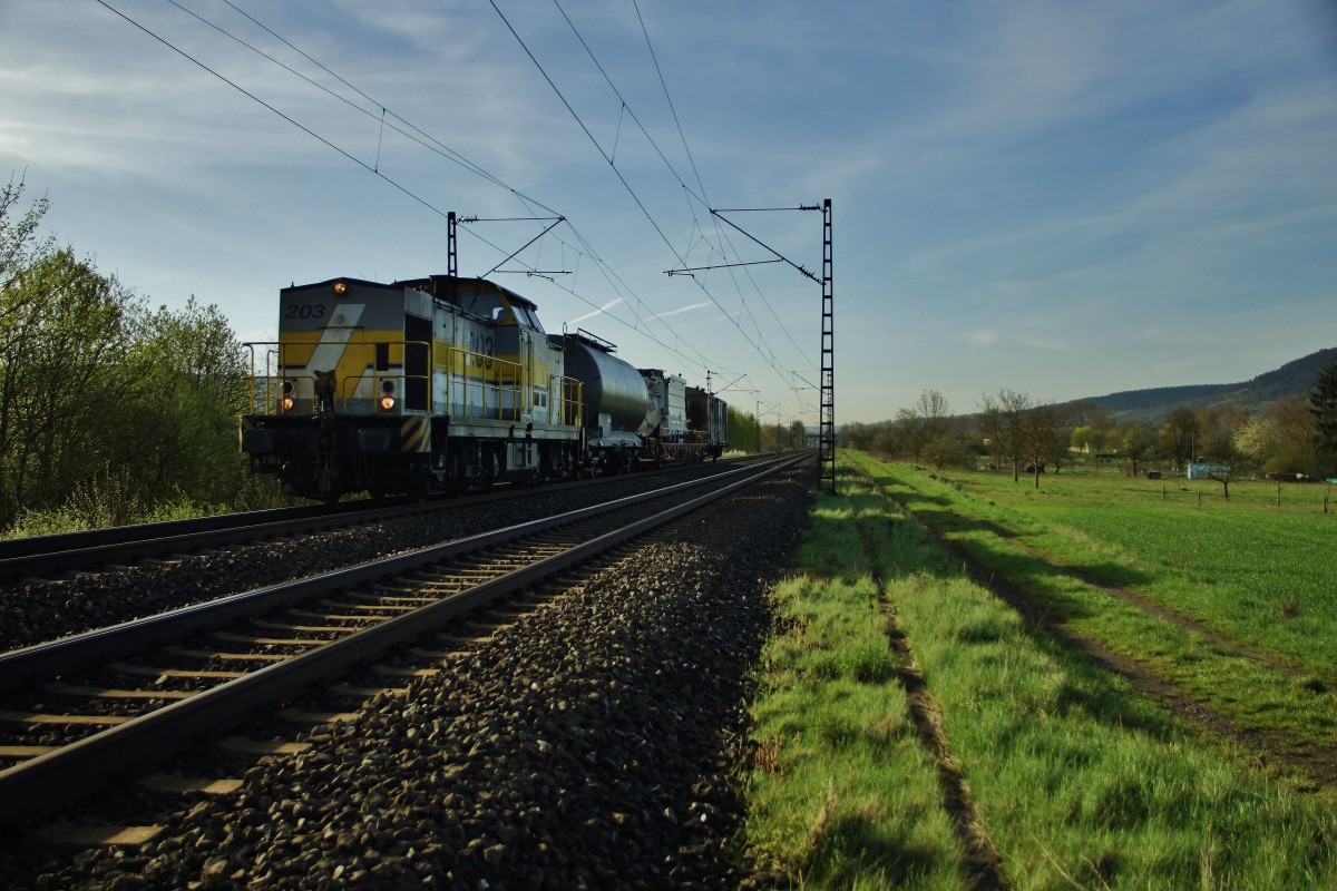 203 001 (ex DR V 100)ist mit einen Arbeitszug bei Thüngersheim am 15.04.15 zu sehen.