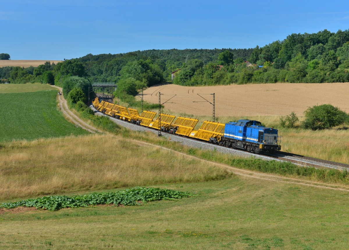 203 005 mit einem Bauzug am 26.07.2015 bei Edlhausen. 