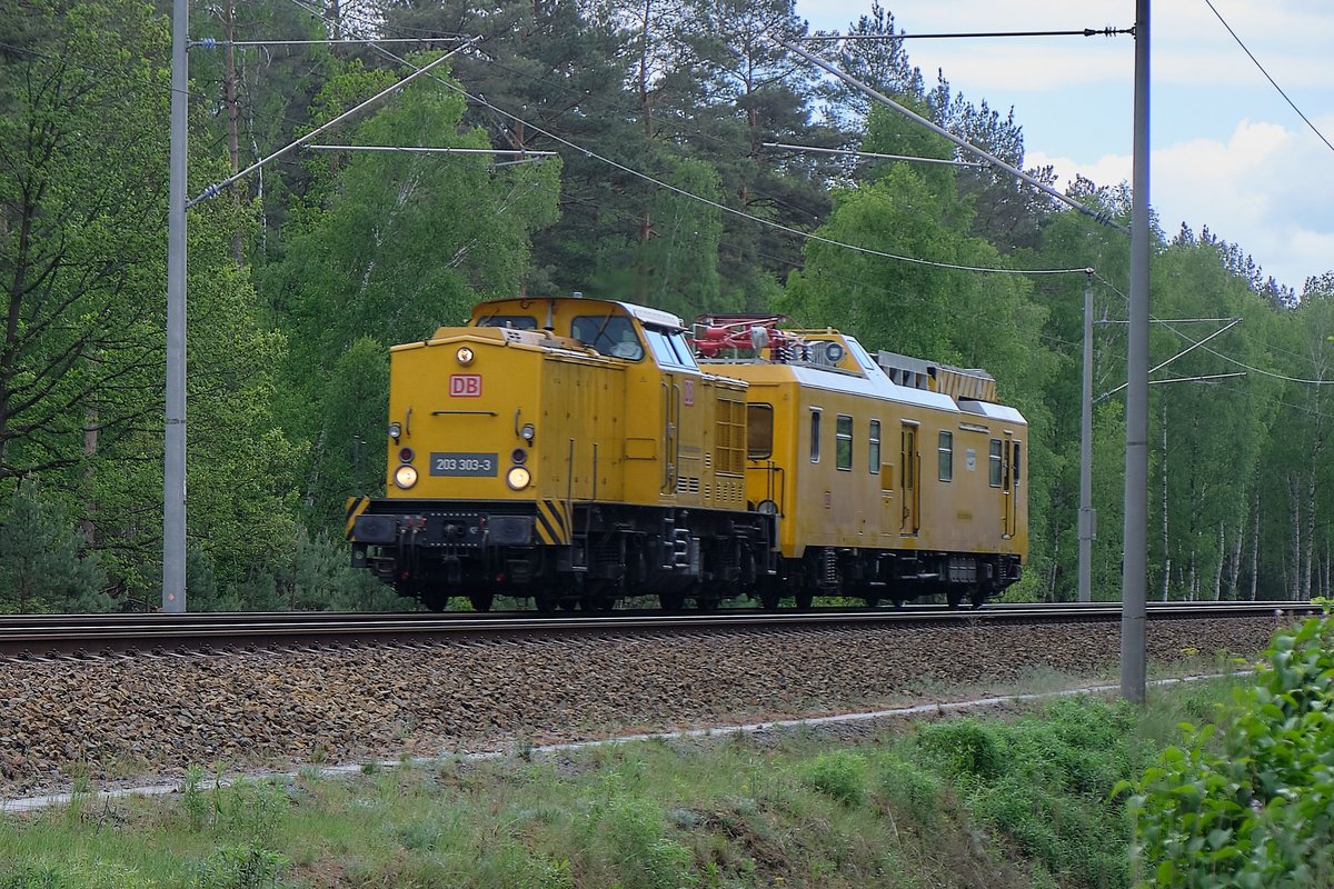 203 der DB Netz am 19.05.2020 auf der Hauptstrecke Berlin - Stralsund bei Nassenheide. 